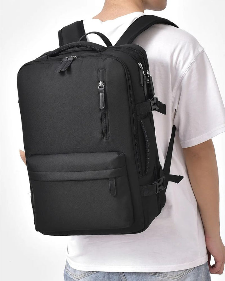 Sac à dos cabine extensible, coloris noir, porté sur le dos