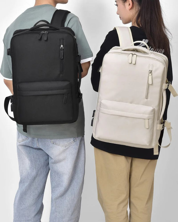 Sac à dos cabine extensible, coloris noir porté sur le dos d'un homme et coloris beige sur le dos d'une femme