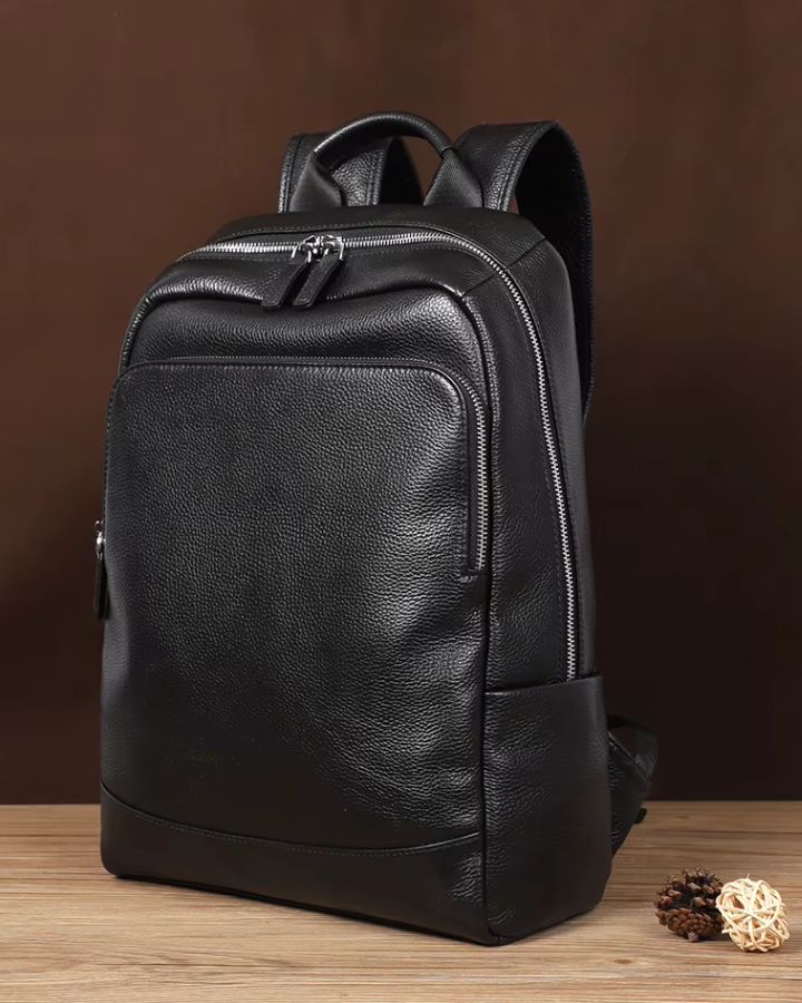 Petit sac à dos en cuir véritable pour homme, vue de 3/4 élégant