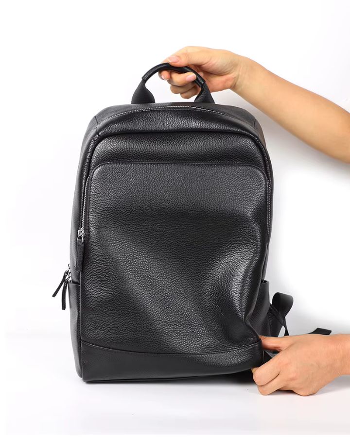Petit sac à dos en cuir véritable pour homme, vue de face, cuir souple