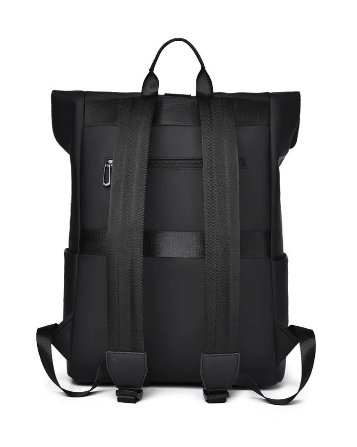 Vue arrière du petit sac à dos de ville pour homme, montrant la sangle trolley, les bretelles rembourrées et la poche secrète sécurisée situé au dos du sac.