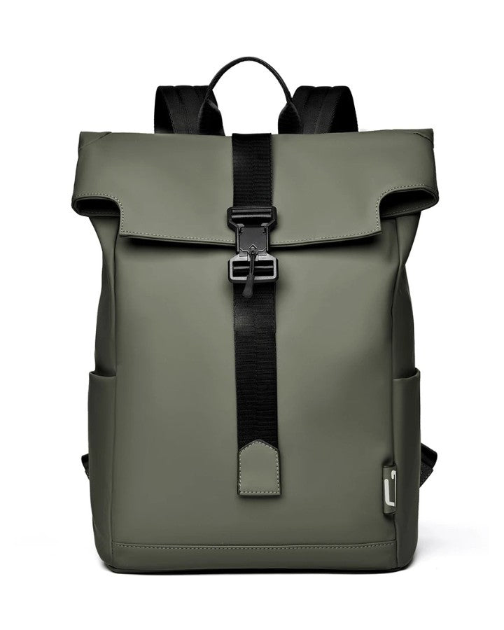 Vue frontale du petit sac à dos de ville pour homme vert kaki avec boucle centrale et poches latérales.
