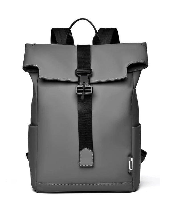 Sac à dos de ville compact gris pour homme avec rabat plié et sangles réglables vu de face.