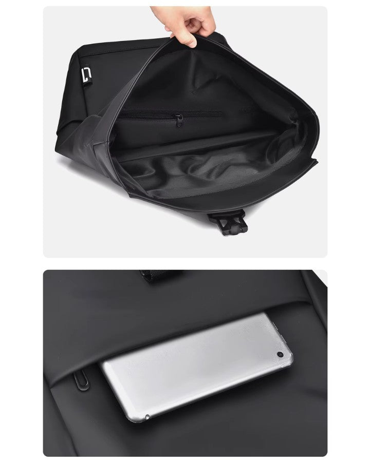 Intérieur spacieux du petit sac à dos de ville pour homme avec poche zippée et exemple de rangement d’une tablette.