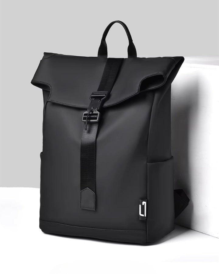 Sac à dos urbain noir pour homme présenté de trois quarts, montrant le rabat déperlant et la sangle frontale.