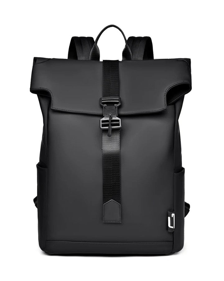 Vue frontale du petit sac à dos de ville pour homme noir avec boucle centrale et poches latérales.