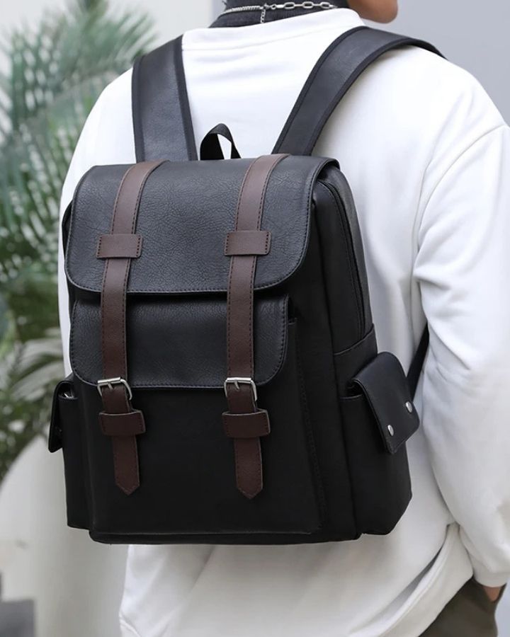 Petit Sac à Dos Simili Cuir, noir porté sur le dos
