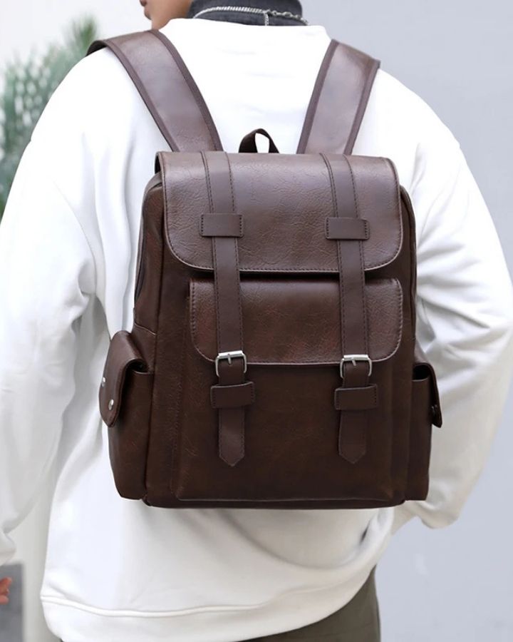 Petit Sac à Dos Simili Cuir, marron foncé porté sur le dos