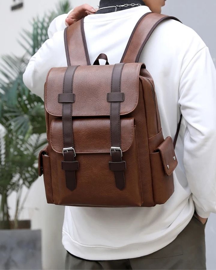 Petit Sac à Dos Simili Cuir, marron clair porté sur le dos