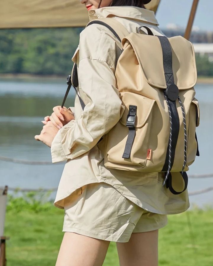 Petit Sac à Dos de Voyage Femme, beige porté sur le dos d'une femme en vacance