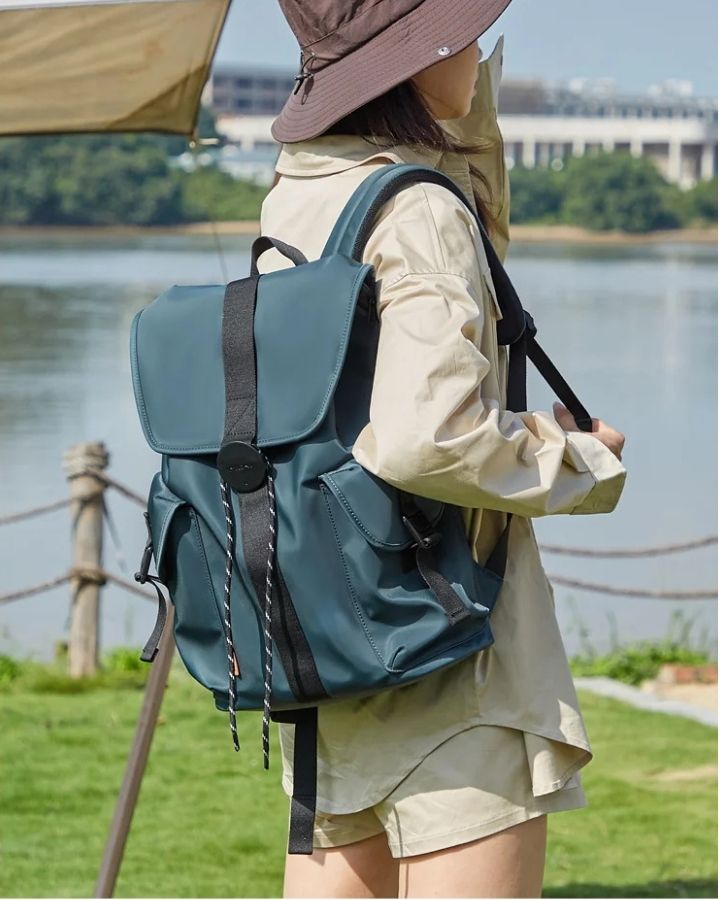 Petit Sac à Dos de Voyage Femme, vert canard porté sur l'épaule d'une femme