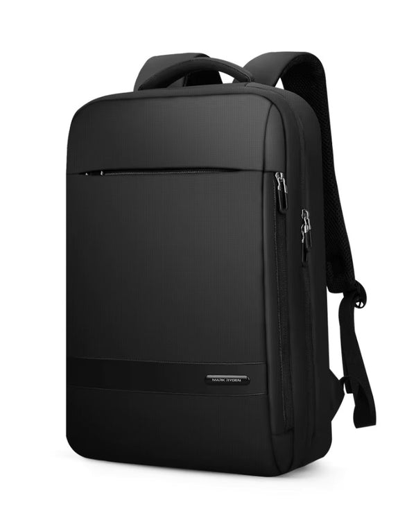 Vue en angle du sac à dos 40 × 30 × 15 cm montrant la poche zippée frontale et le design minimaliste.