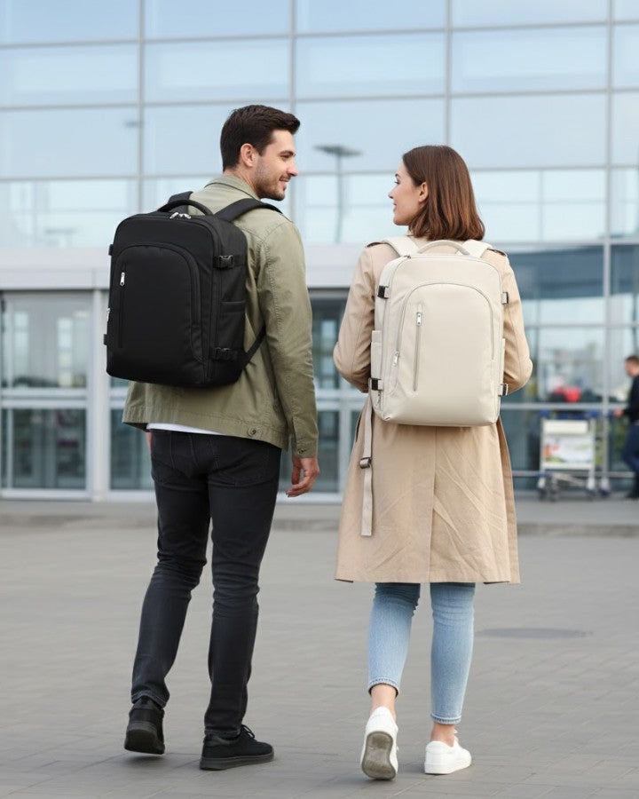 Sac à dos 45 x 36 x 20 cm porté par un homme et une femme sur le dos, devant un aéroport