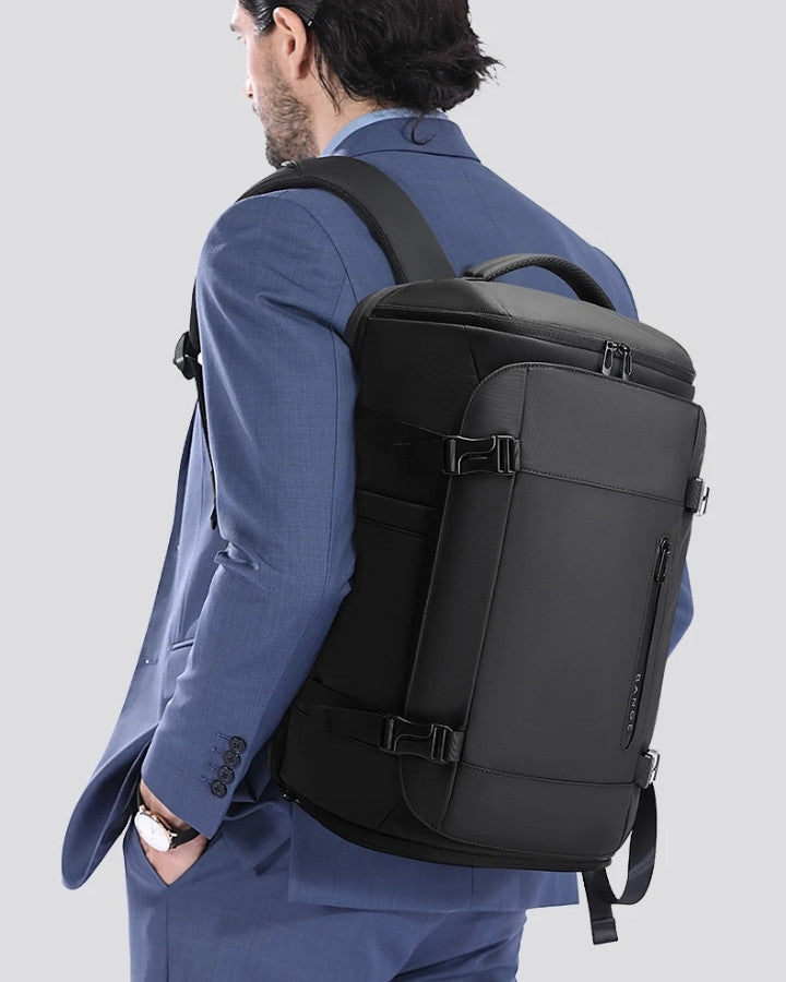 Sac à Dos 45 x 36 x 20 cm Easyjet, porté sur le dos d'un homme