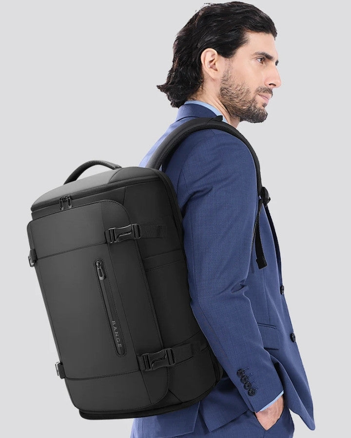 Sac à Dos 45 x 36 x 20 cm Easyjet, porté sur l'épaule d'un homme