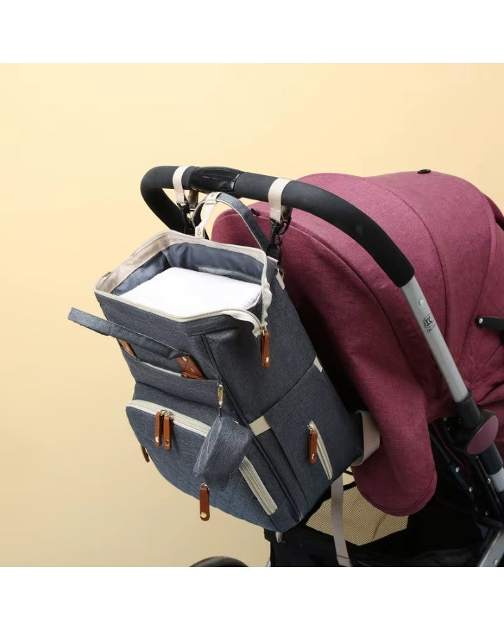 sac à dos à langer oxford ouvert gris fixé à une poussette pour bébé avec attaches pratiques