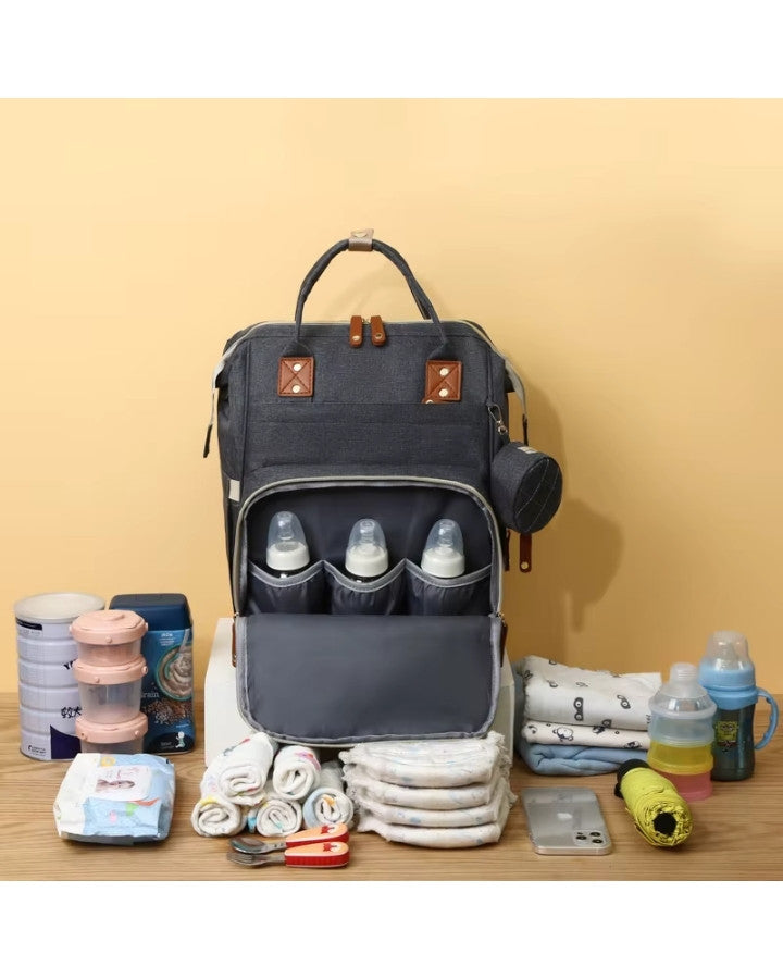 sac à dos à langer oxford ouvert et rempli d’accessoires pour bébé incluant biberons couches lingettes et vêtements