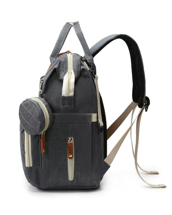 profil latéral du sac à dos à langer oxford montrant les poches latérales zippées et rangements pratiques