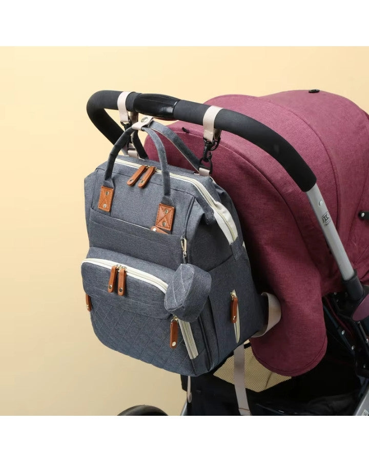 sac à dos à langer oxford gris fixé à une poussette pour bébé avec attaches pratiques