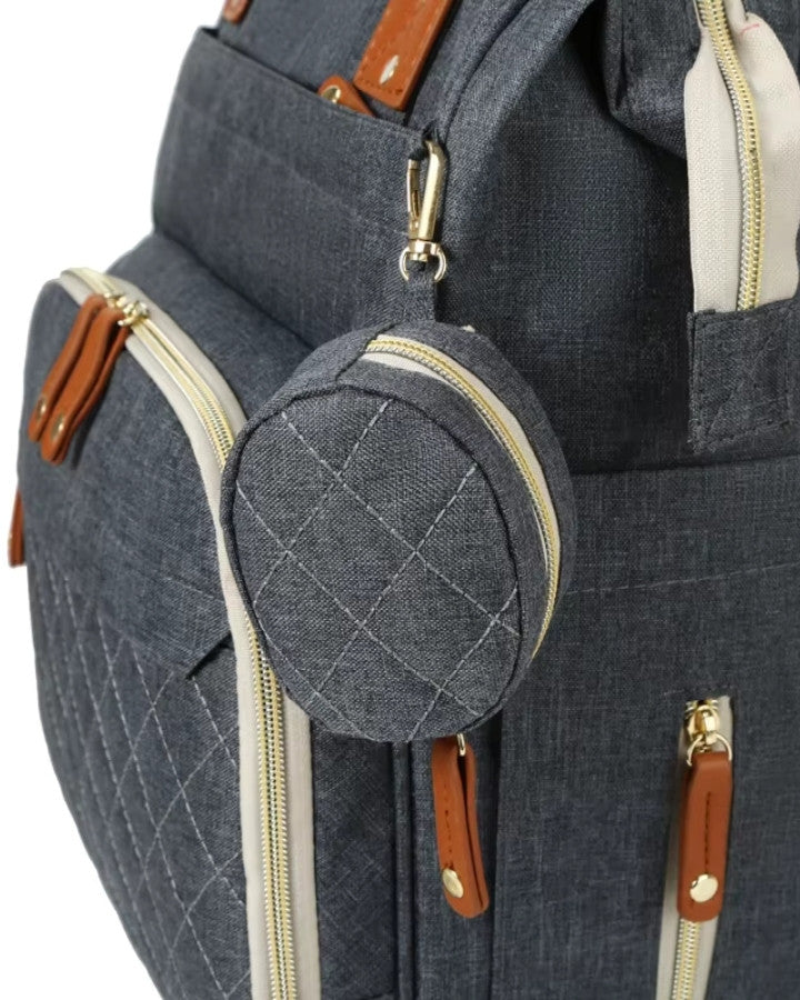 zoom sur la pochette amovible ronde du sac à dos à langer oxford idéale pour sucettes ou petits objets
