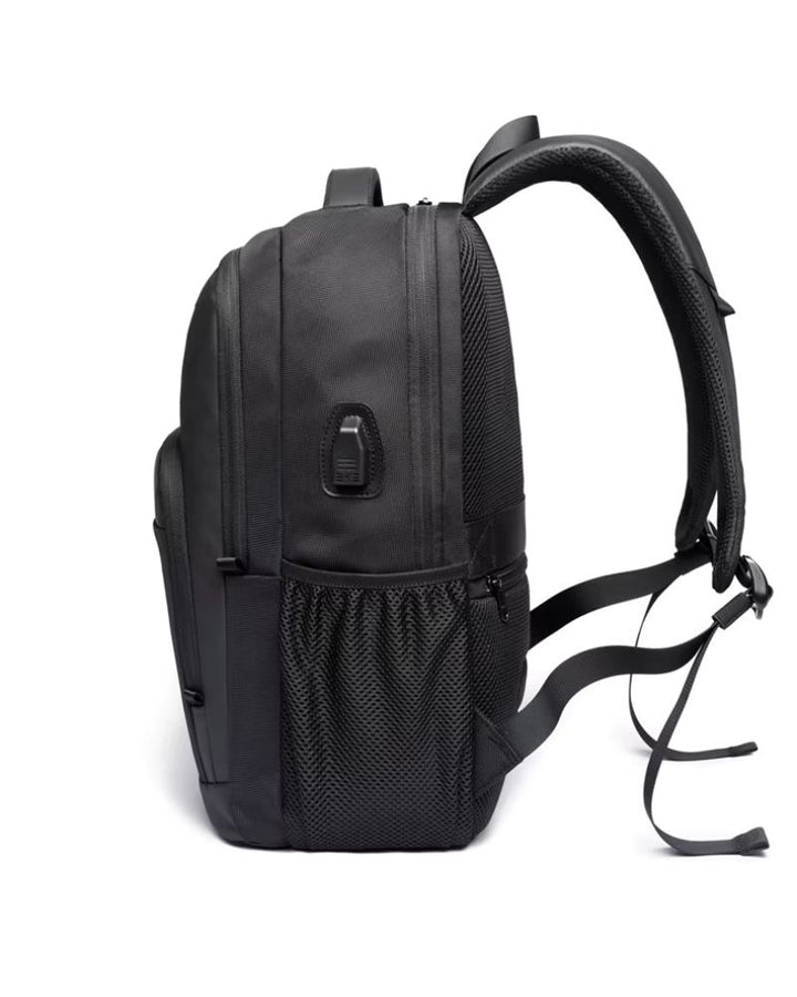 Sac à dos avec pochette ordinateur, coloris noir, vue de profile, avec port usb