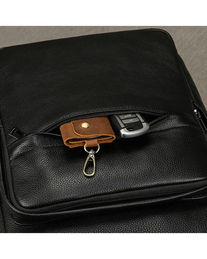 Sac à dos business homme en cuir, vue de la poche frontale zippée