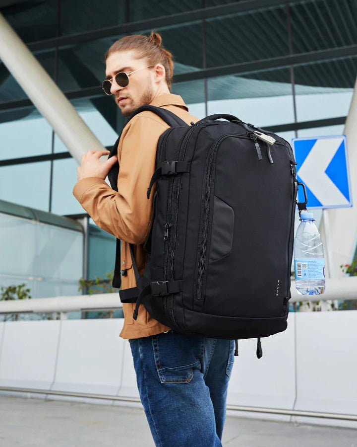 Sac à Dos Cabine 55 x 35 x 25 cm, porté sur le dos d'un voyageur à l'aéroport