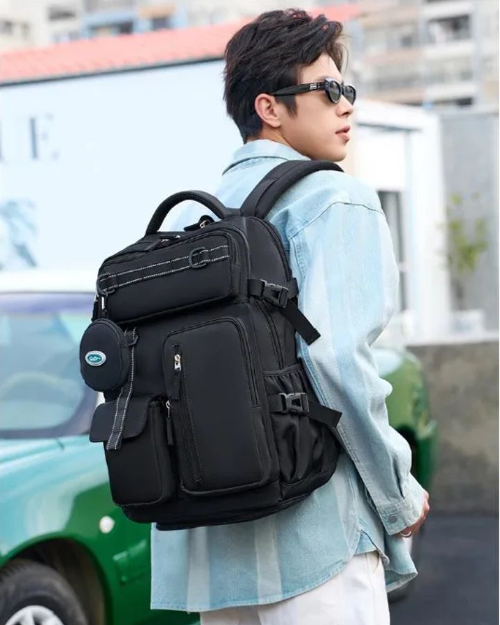 Sac à Dos de Voyage Pratique, noir, porté sur le dos