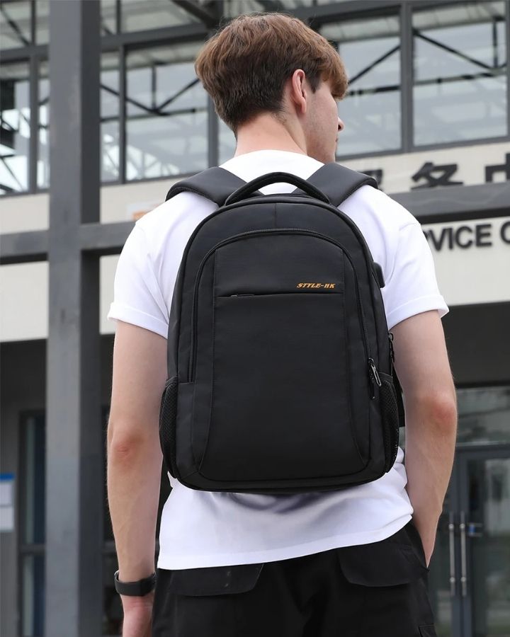 Sac à dos d'école ergonomique - porté sur le dos d'un étudiant
