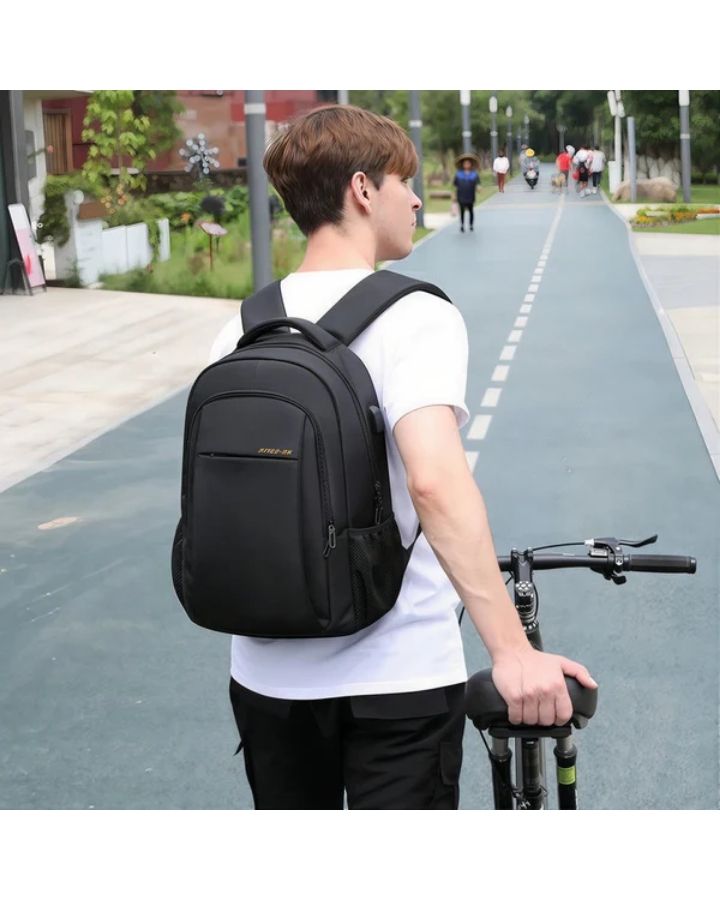 Sac à dos d'école ergonomique, porté par un étudiant sur son vélo