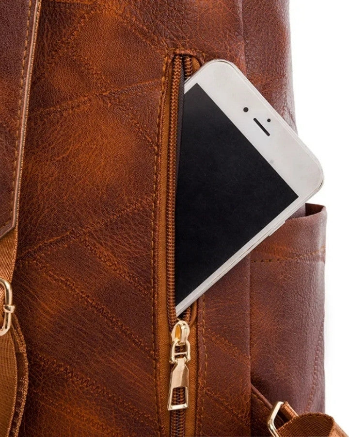 Sac à Dos en Cuir Vintage Femme, vue sur la poche secrète au dos, avec un téléphone à l'intérieur