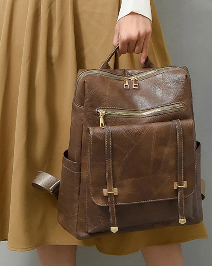 Sac à Dos en Cuir Vintage Femme, marron, porté à la main d'une femme en robe