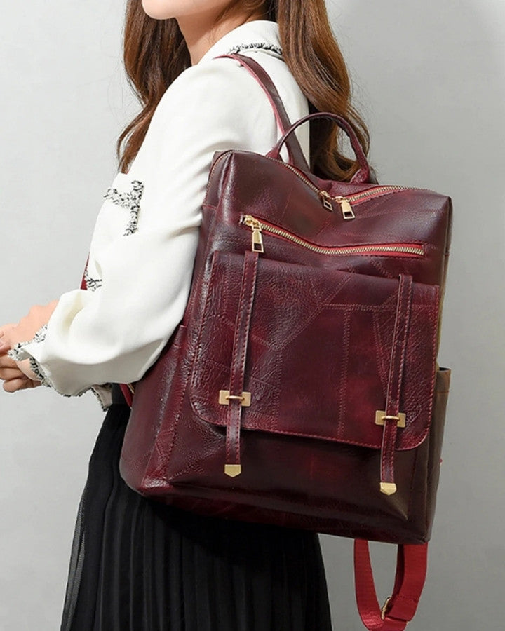 Sac à Dos en Cuir Vintage Femme, bordeaux, porté sur l'épaule d'une femme