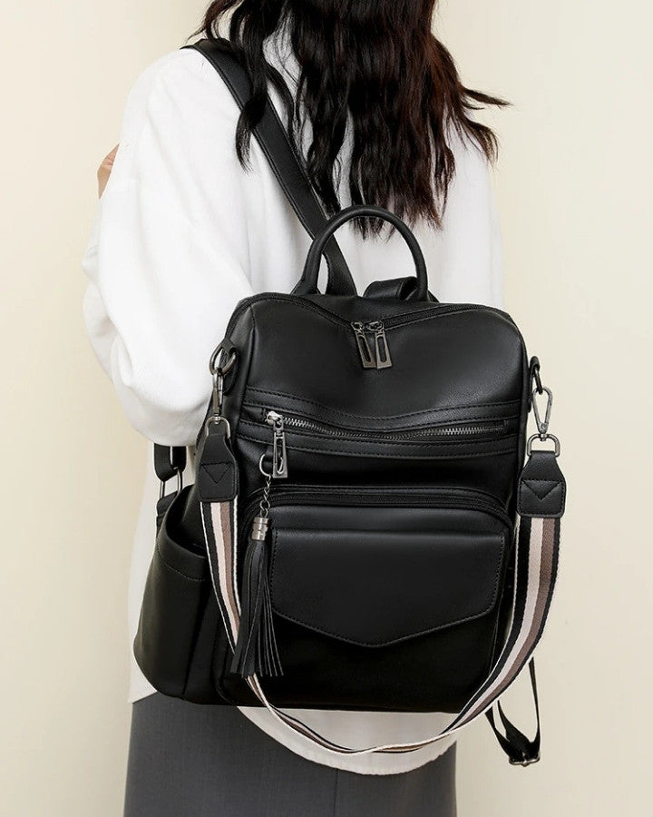 Sac à Dos et Bandoulière en Cuir, noir, porté au dos d'une femme