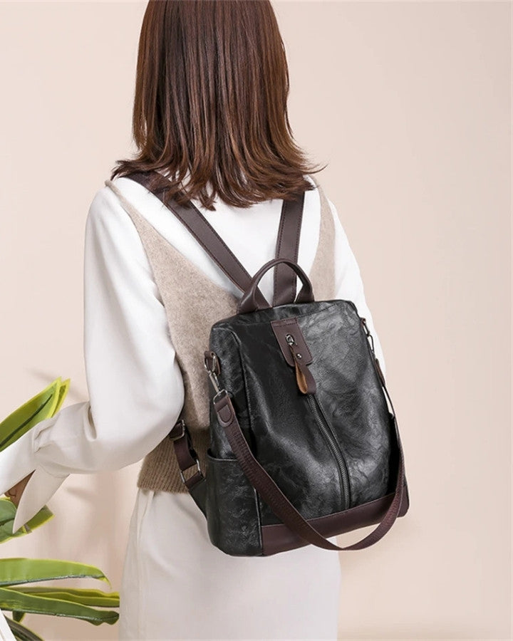 Sac à Dos Faux Cuir Femme - Style Vintage, noir porté sur le dos d'une femme