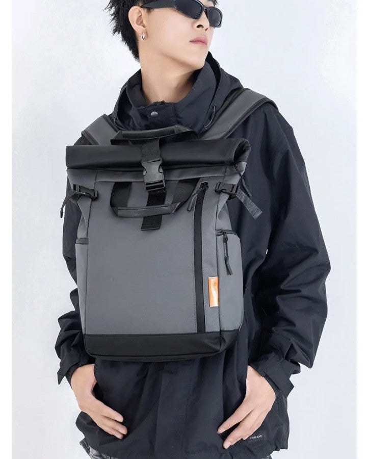 Sac à Dos Fermeture Enroulement, gris, sur le torse d'un homme