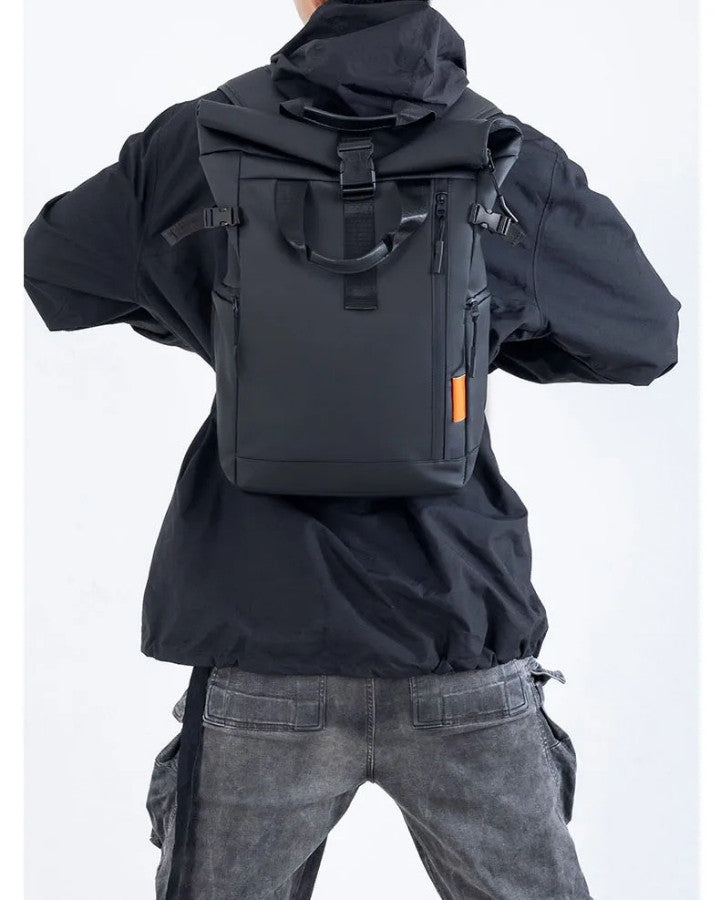 Sac à Dos Fermeture Enroulement, coloris noir, porté sur le dos d'un homme