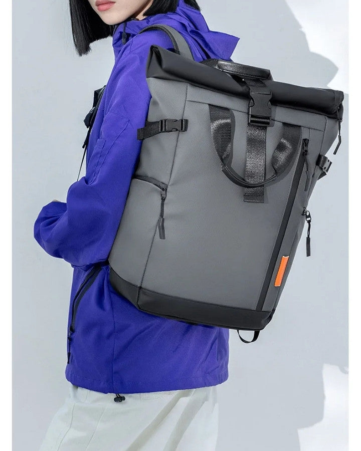 Sac à Dos Fermeture Enroulement, gris, porté sur le dos d'une femme
