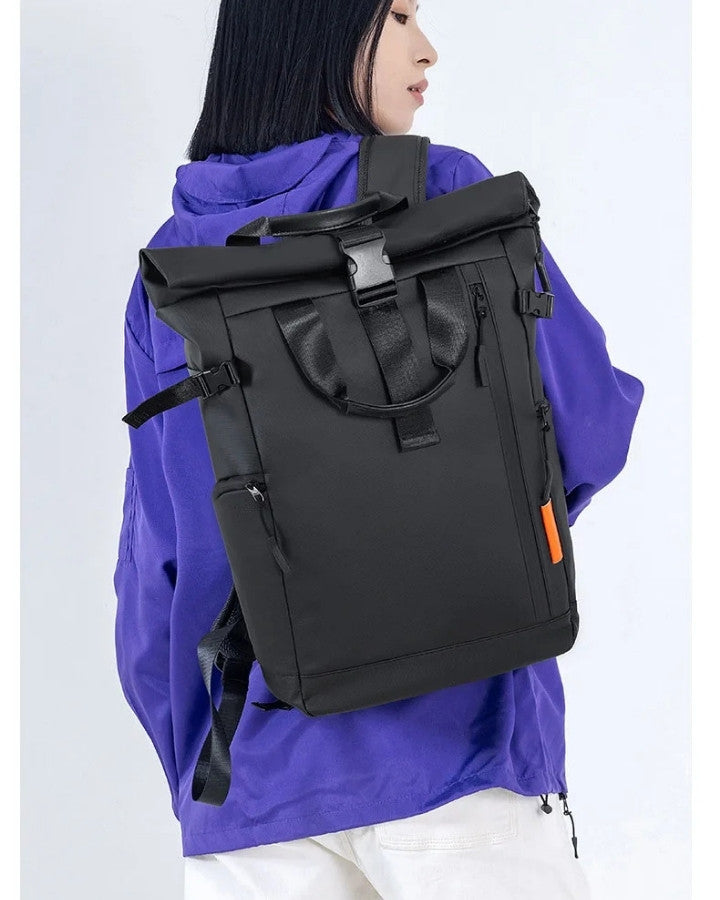 Sac à Dos Fermeture Enroulement, noir, sur le dos d'une femme