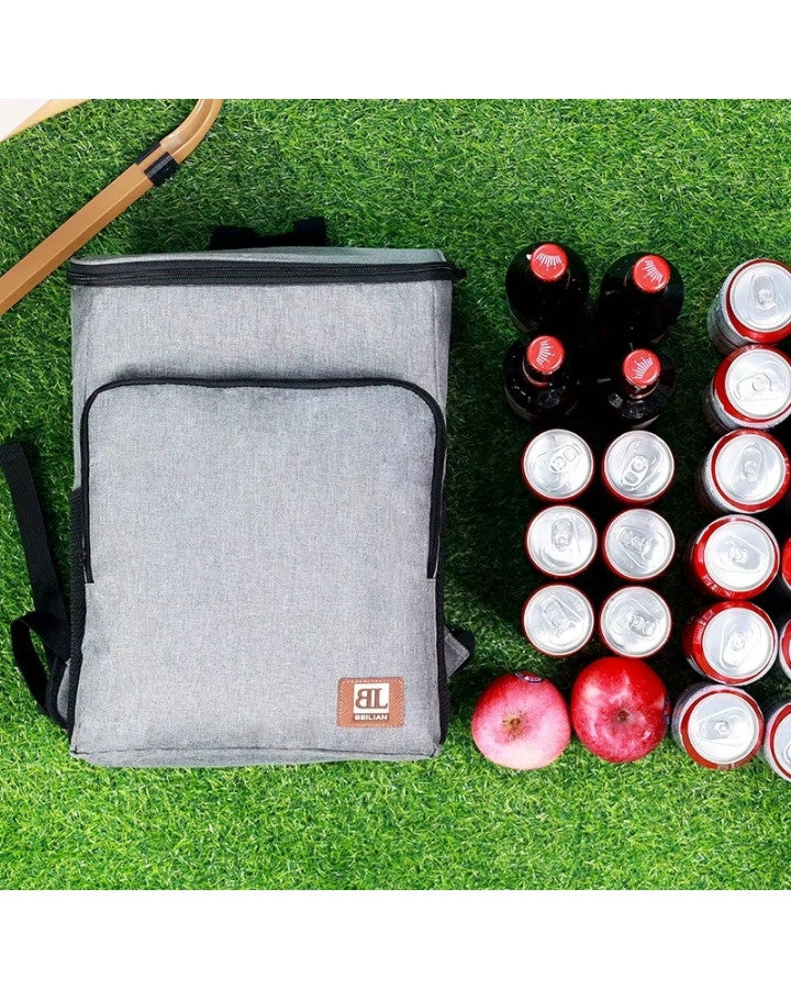 Vue du sac à dos homme isotherme avec canettes et bouteilles pour sortie pique-nique