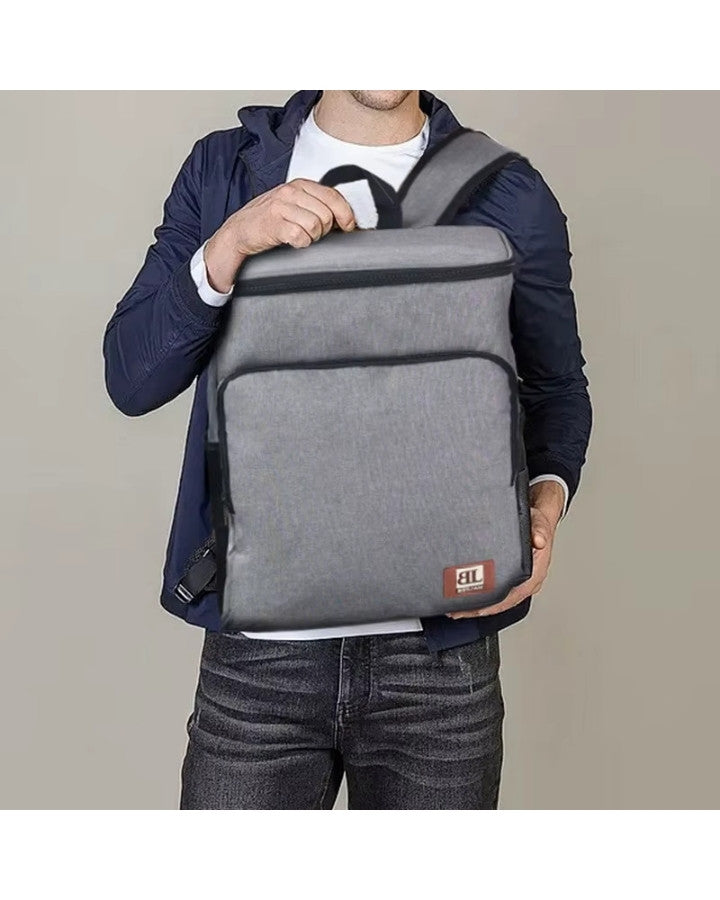 Homme portant un sac à dos homme isotherme gris pour pique-nique ou déjeuner nomade