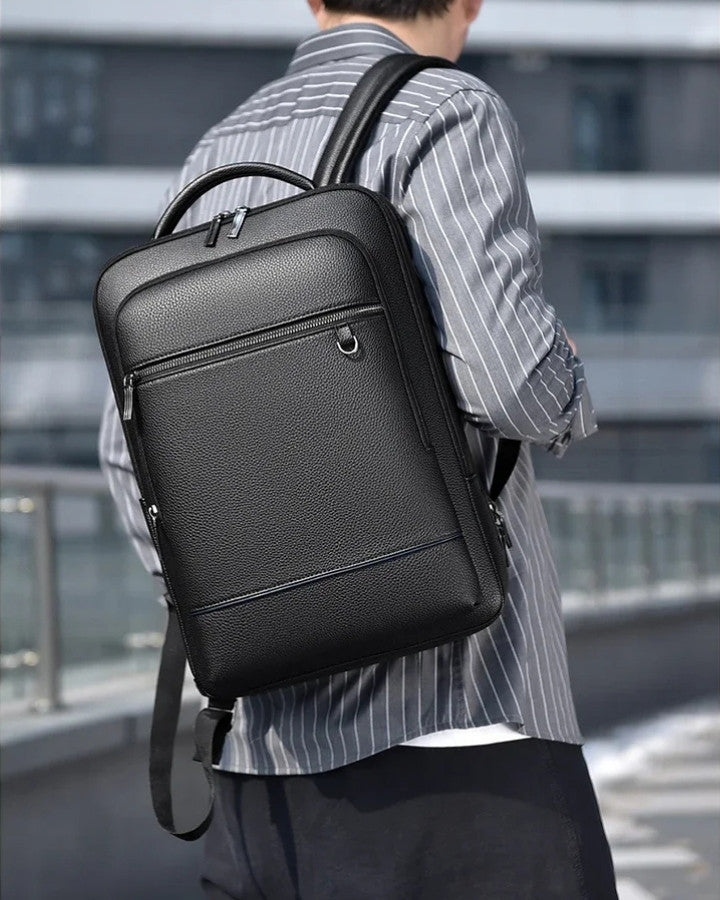 Sac à Dos Homme Similicuir Texturé, porté sur l'épaule d'un homme