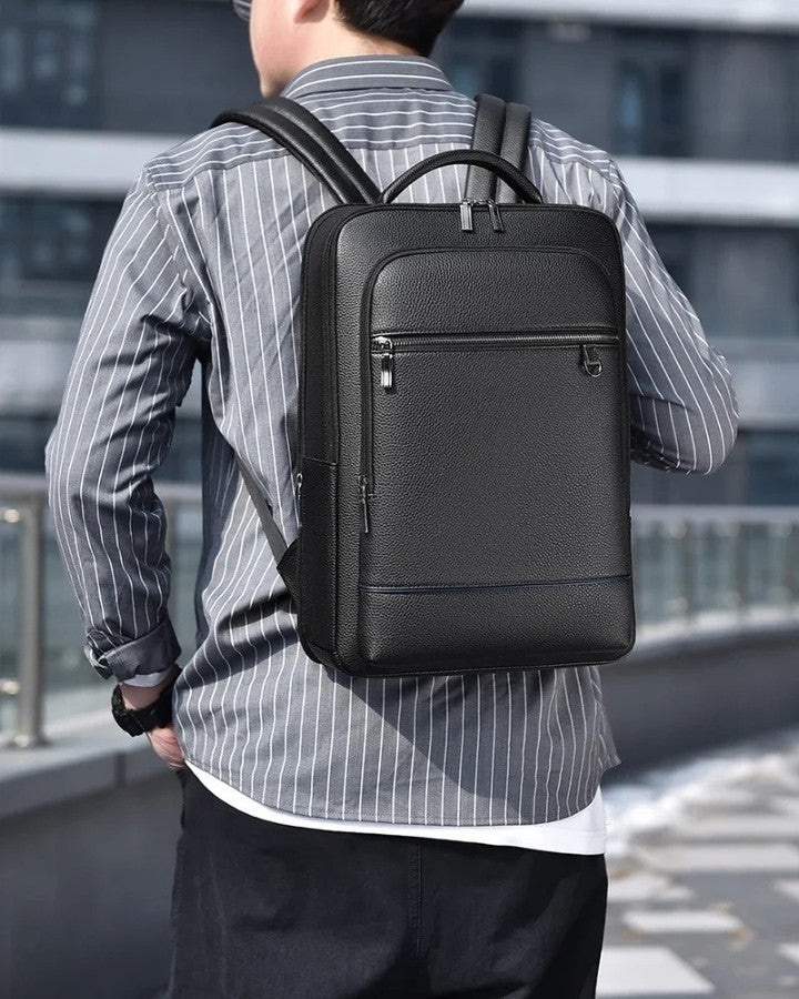 Sac à Dos Homme Similicuir Texturé, porté sur le dos d'un homme