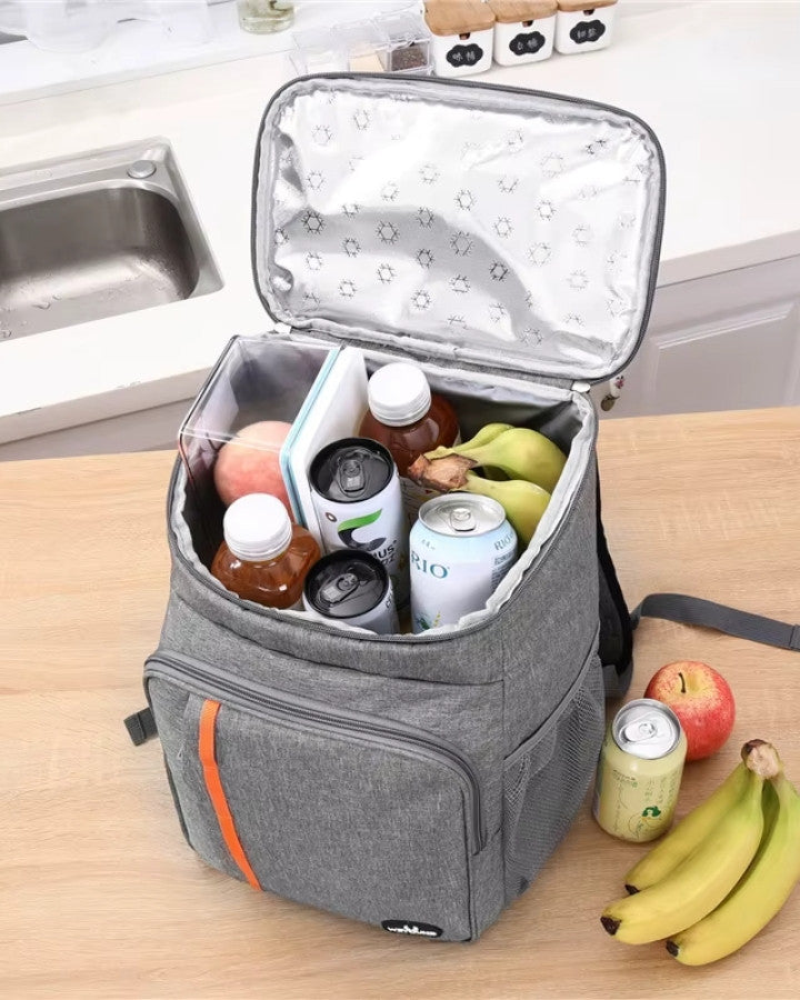 Sac à dos isotherme adulte rempli de boissons, fruits et boîtes repas, idéal pour pique-nique, travail ou sorties.