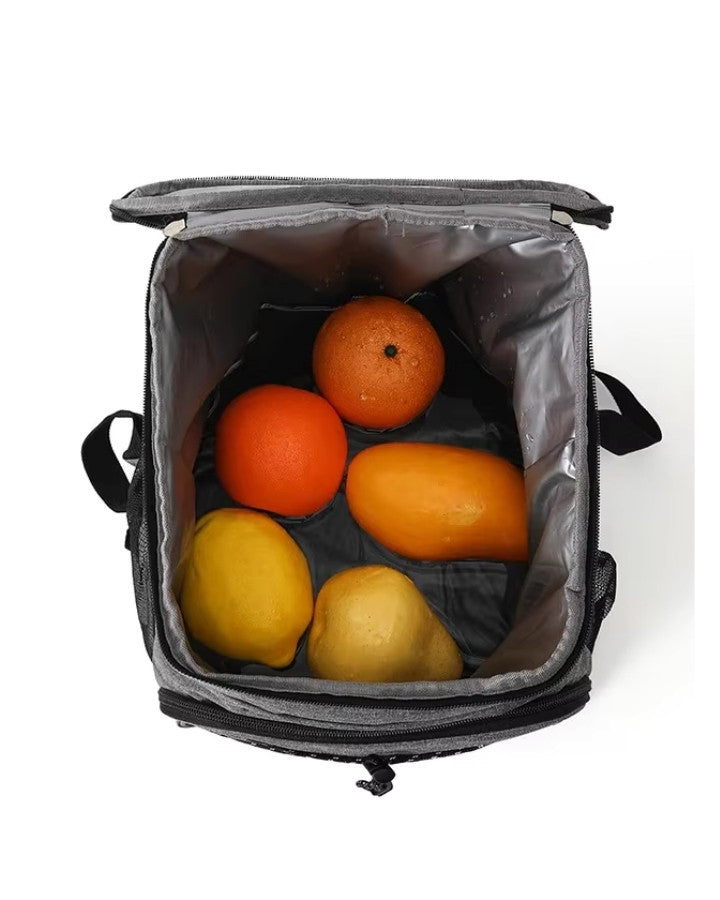 Intérieur du sac à dos isotherme pique nique avec fruits conservés au frais