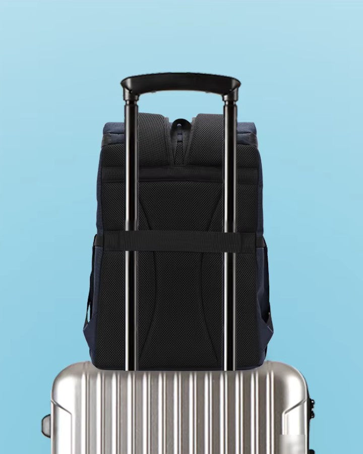 Vue arrière du sac à dos isotherme fixé à une valise via la sangle trolley.