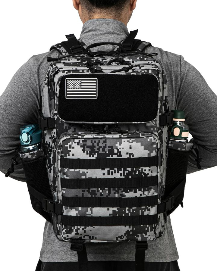 Sac à Dos Militaire 45 Litres, pixel gris porté sur le dos