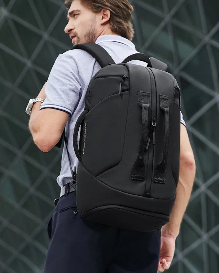 Sac à Dos Multi Usage, coloris noir, porté sur le dos d'un homme