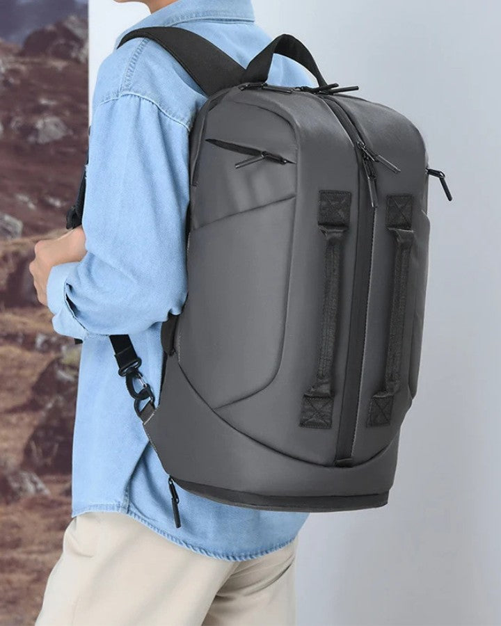 Sac à Dos Multi Usage, gris foncé, porté sur le dos d'un homme