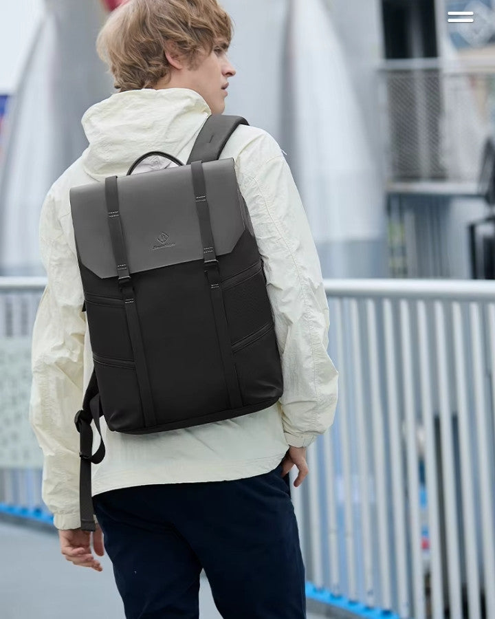 Personne en ville portant le sac à dos design noir, démontrant son style urbain et professionnel.